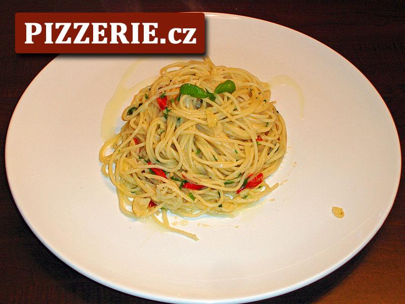 Špagety s česnekem, čili a olejem - Video: Spaghetti con aglio e olio