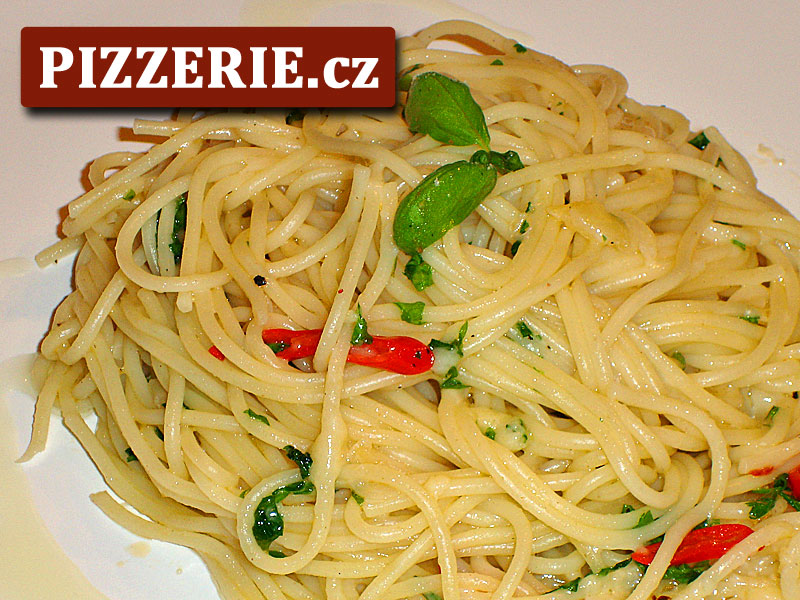 Špagety s česnekem, čili a olejem - Video: Spaghetti con aglio e olio