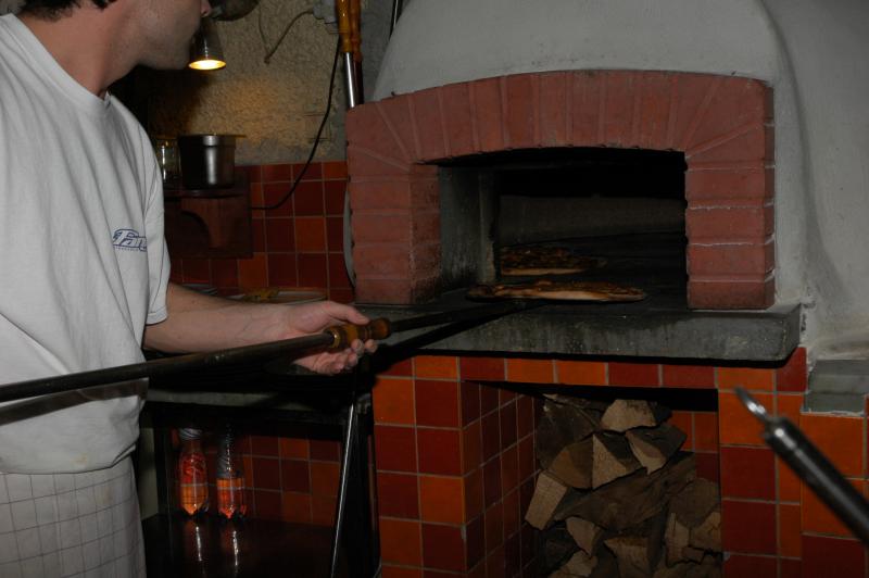 Pizzeria Kmotra - V jirchářích 1285/12, 110 00 Praha 1-Nové Město