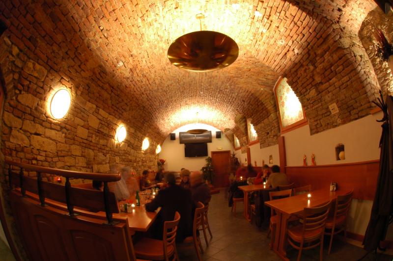 Pizzeria Kmotra - V jirchářích 1285/12, 110 00 Praha 1-Nové Město