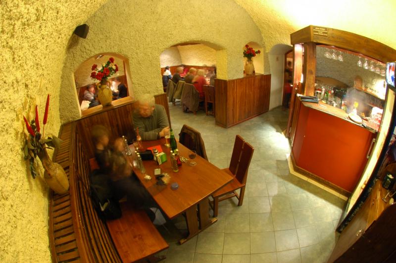 Pizzeria Kmotra - V jirchářích 1285/12, 110 00 Praha 1-Nové Město