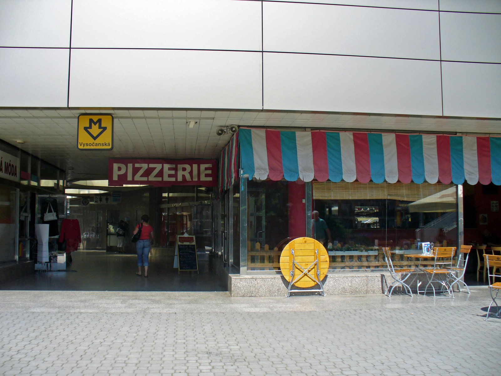 Pizzeria Vysočany - Sokolovská 202/314 - vestibul metra B, 190 00 Praha 9